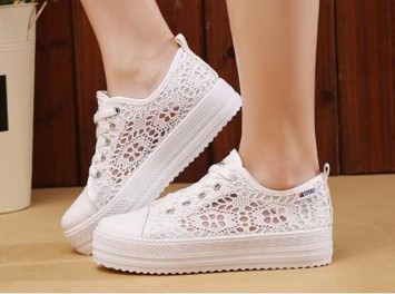 Hvide Sneakers med Blonder - 499 DKK hos Lili Marleen