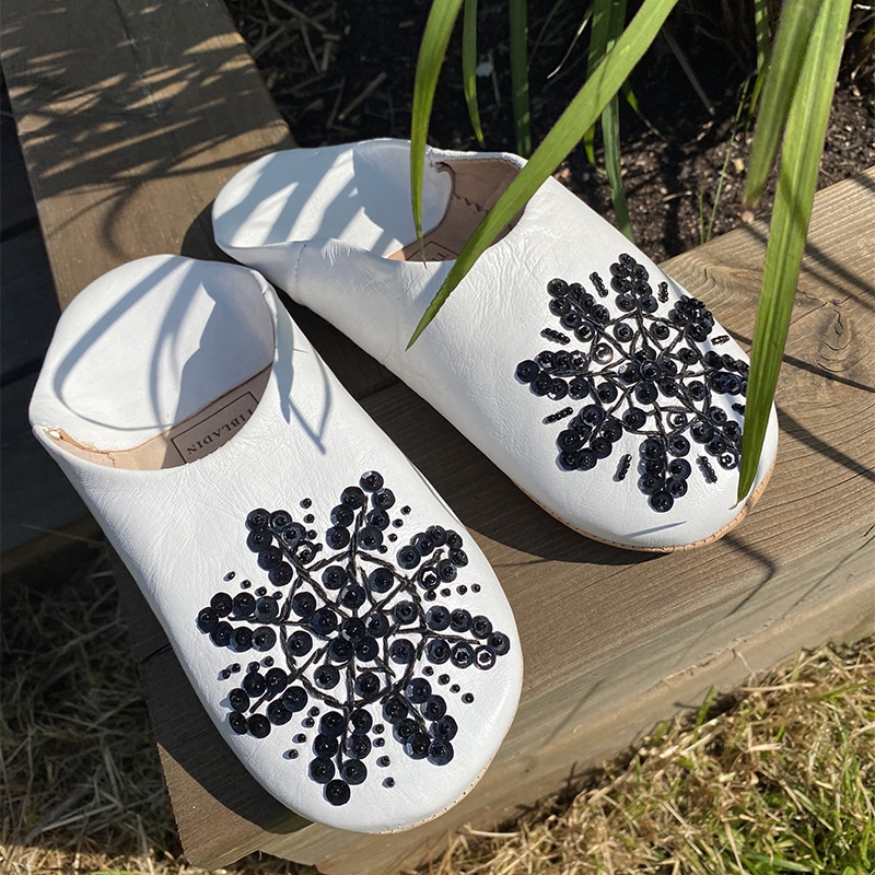Elegante Hvide Slippers med Sorte Palietter – Kun 219 DKK!